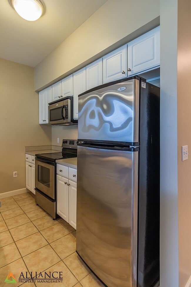 Building Photo - Great Location!