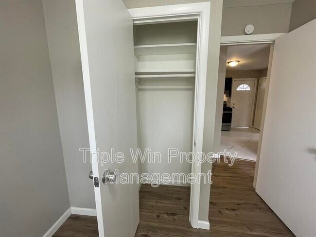 Building Photo - 5 Westdell Dr