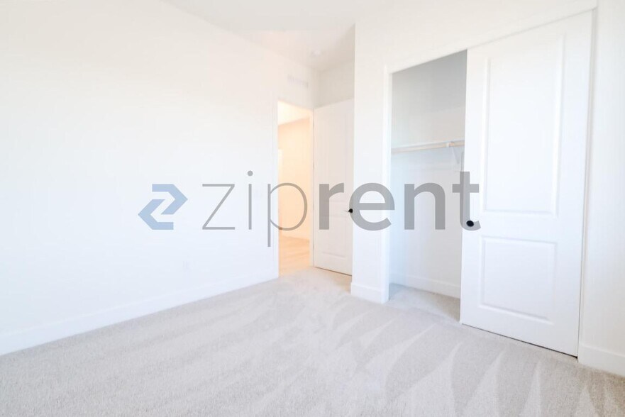 Building Photo - Unit