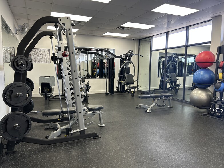 Building Photo - 410 W 7th St