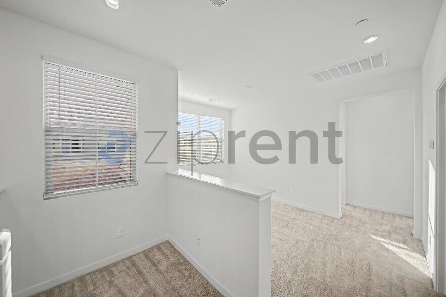 Building Photo - Unit
