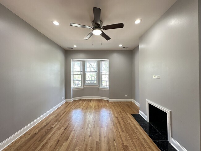 Building Photo - 4452 N Sheridan Rd