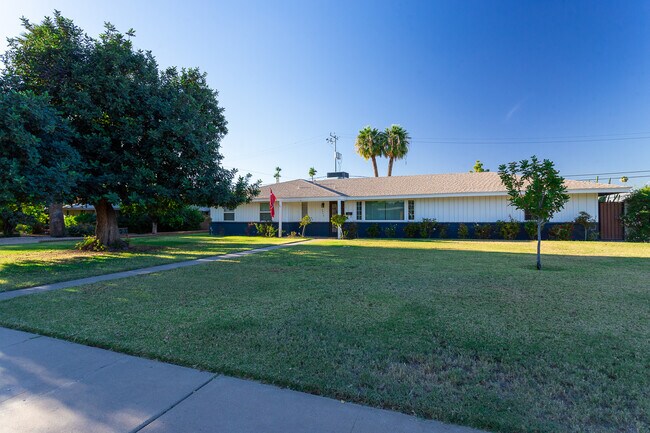 Building Photo - 2040 W Cambridge Ave