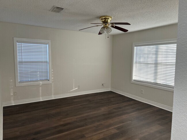 Building Photo - 3715 Dreyfus St