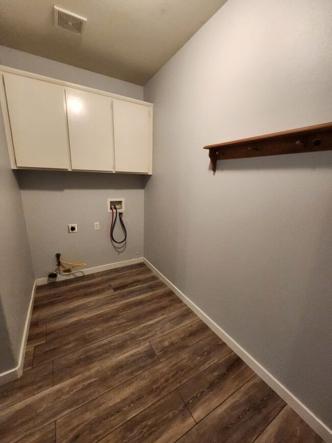 Building Photo - Gorgeous 4 Bed, 2 Bath Home with Large Garage and Fenced Backyard