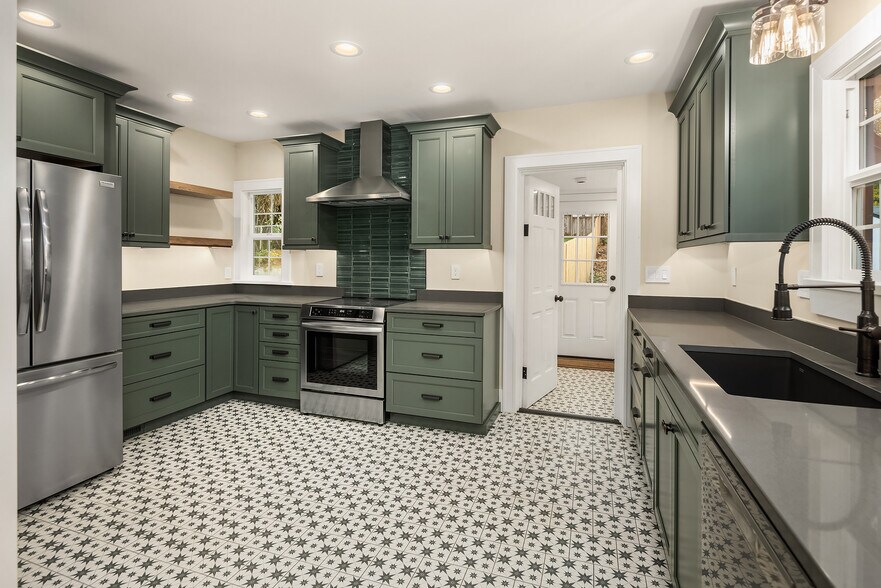 Building Photo - 10425 Des Moines Memorial Dr S