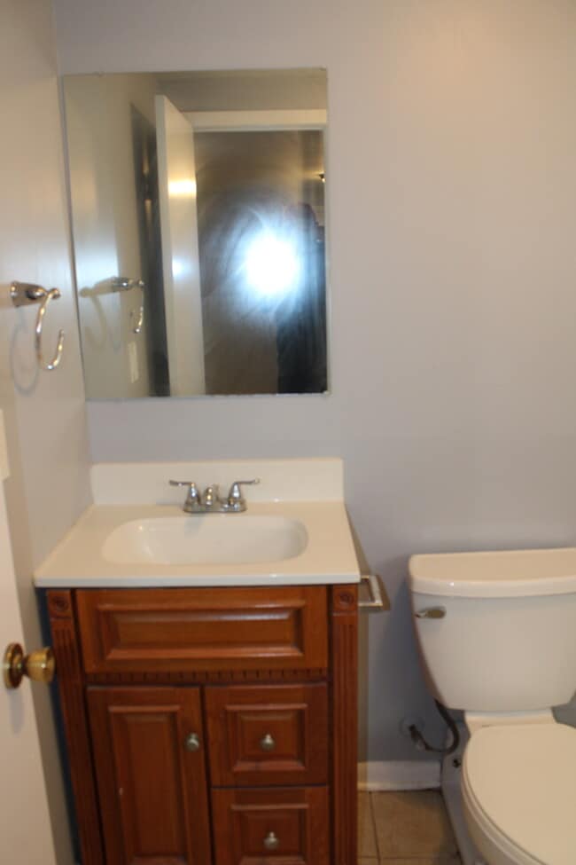 Building Photo - Spacious 3 bedrooms and 2 bath with vanity...