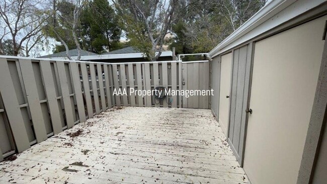 Building Photo - Beautiful 4 bedroom 2.5 bath townhome w/ v...