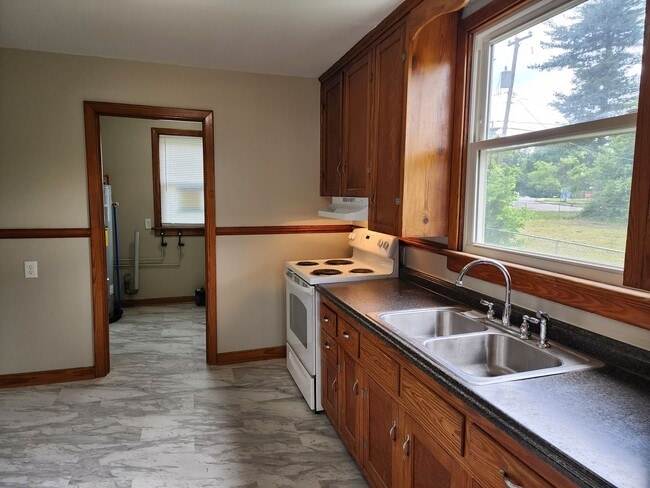 Building Photo - Updated 2 Bedroom, 1 bath with Large Backy...