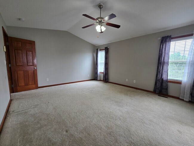 Building Photo - 4 Bedroom Home in Bloomington's East Side