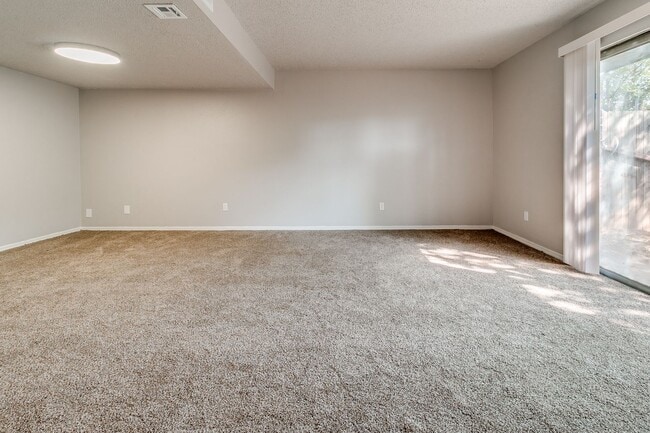 Building Photo - Newly Renovated 2bed 2 bath !Townhome