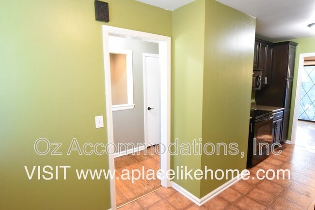 Building Photo - 8870 Westbrooke Dr