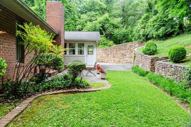 Building Photo - New Listing!