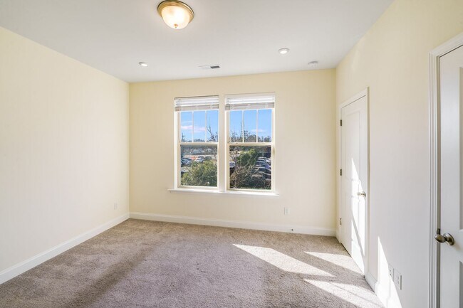 Building Photo - 2BR Townhome w/ 2 En-Suite Baths + Garage in 28208