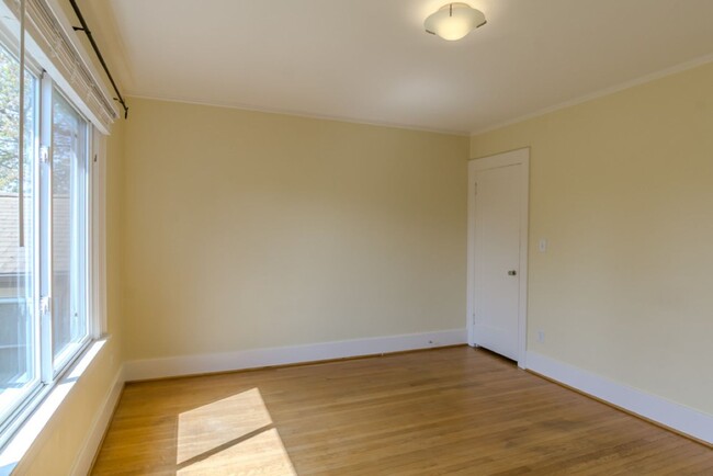 Building Photo - 3Bd/1.75Ba Seattle House