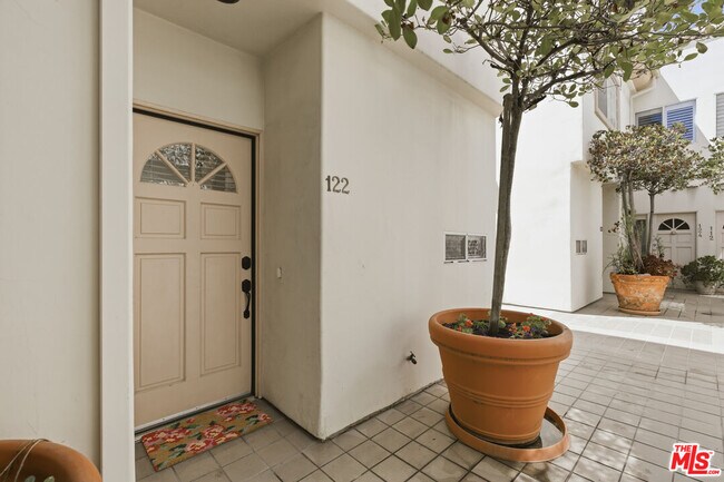 Building Photo - 11110 Camarillo St