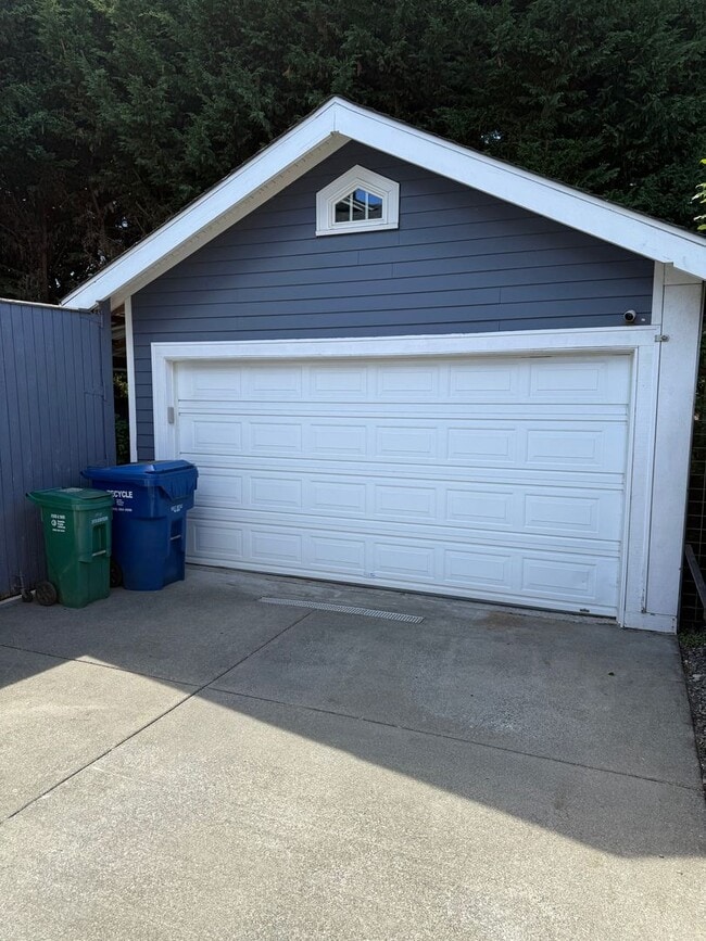 Building Photo - 2BR + Office Seward Park Home w/ A/C & 125...