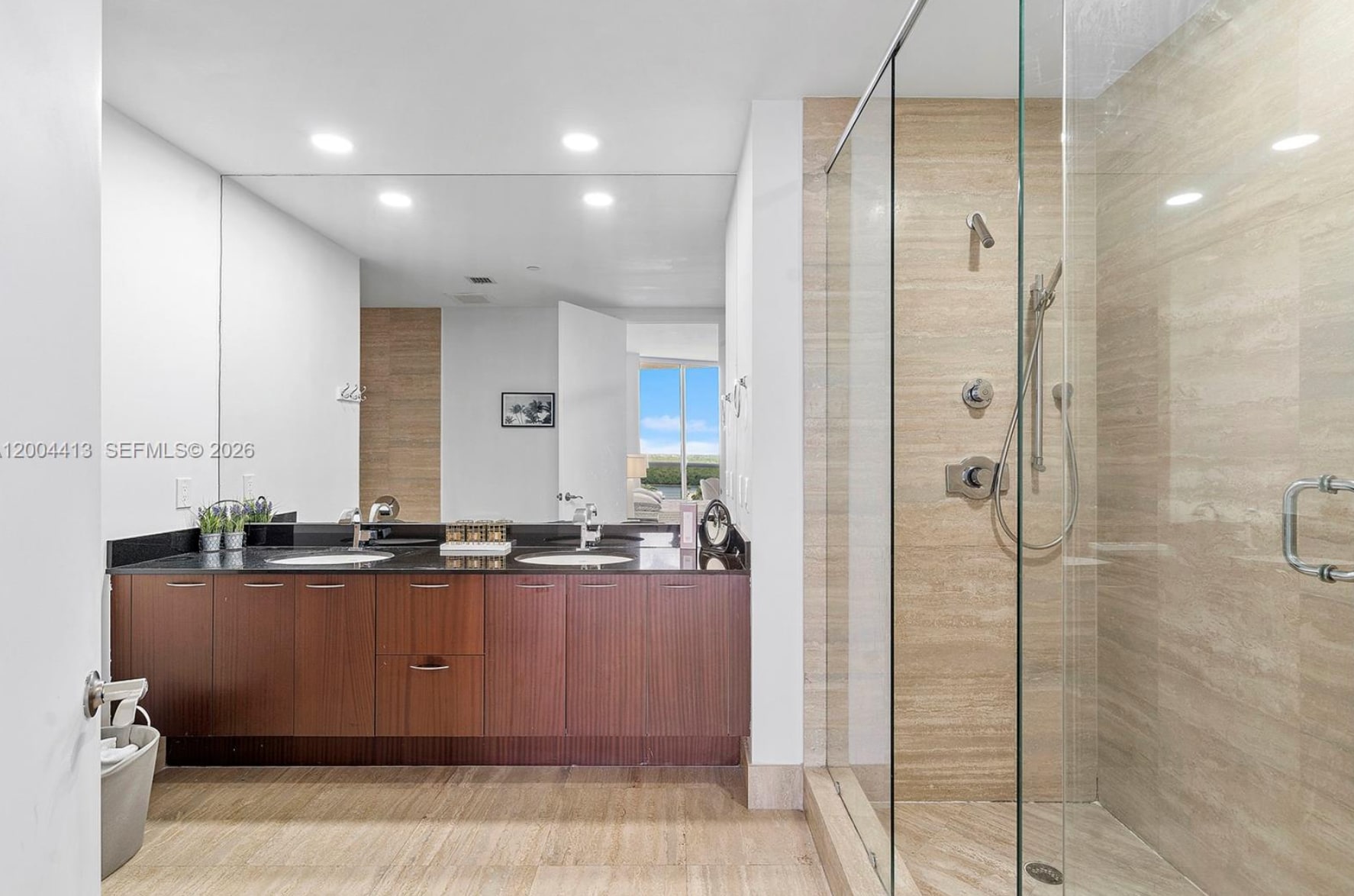 Building Photo - 15811 Collins Ave