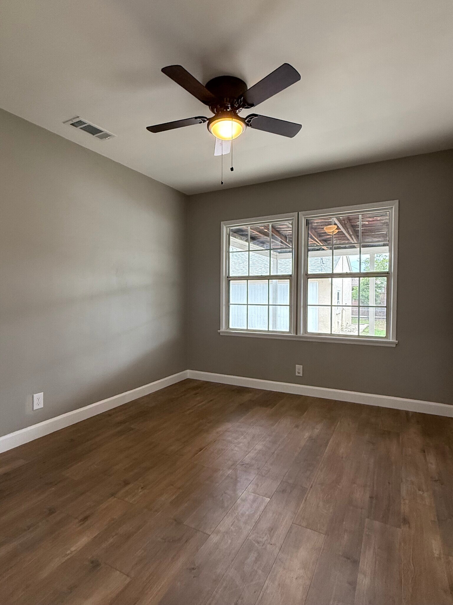 Building Photo - 859 W Carmelita Ave