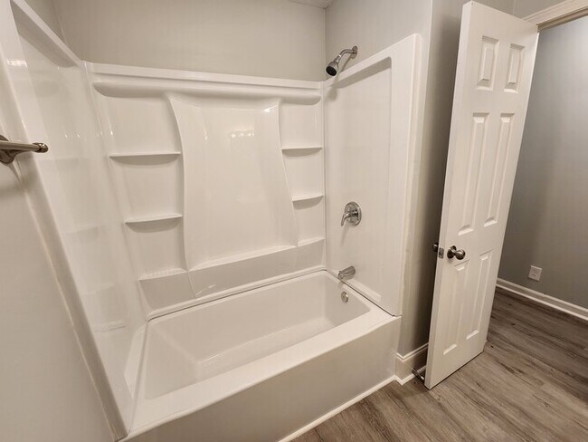 Building Photo - 908 Hickory Dr