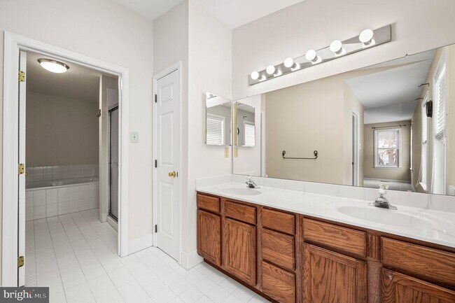 Building Photo - 120 Elizabeth Ct