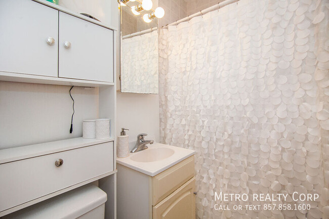 Building Photo - Charming 1-Bed in Allston – Heat & Hot Wat...