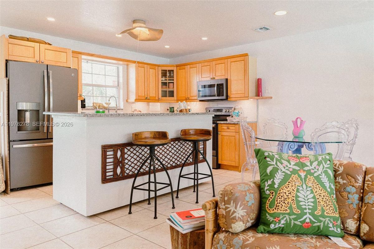 Building Photo - 809 SE 14th Dr