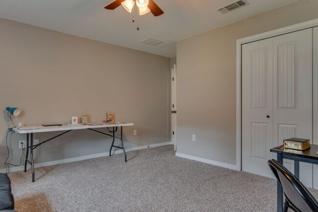 Building Photo - 4 BEDROOMS IN NAVARRE!