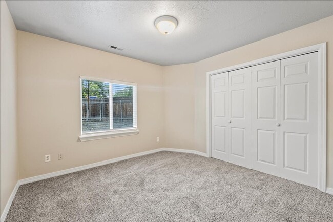 Building Photo - 3 Bedroom 2 Bathroom Near Whitewater Park