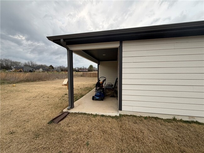Building Photo - 207 NW Pinwheel St
