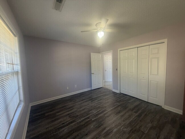 Building Photo - 3560 Oleander Dr