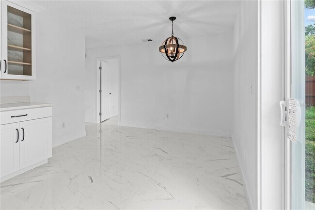 Building Photo - 421 Rollins Dr