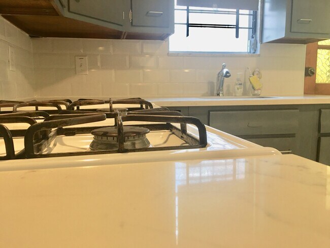 Building Photo - Beautiful 3-Bed/1-Bath Townhouse in Girard Estates/East Passyunk! Available Mid-August!