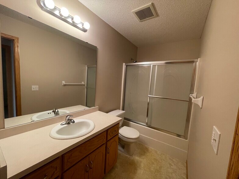 Upper Bathroom - 23181 Dakotah St NW