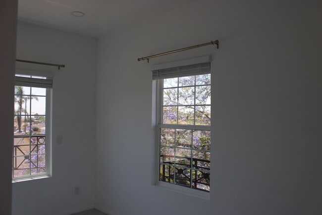 Building Photo - 2 Bedroom, 1 Bathroom Apartment