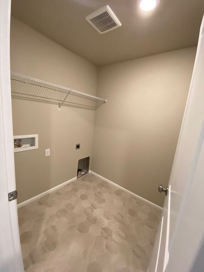 Building Photo - Spacious, modern 5-bed, 2.75-bath in sought-after Daisy Crossing Community in Sultan