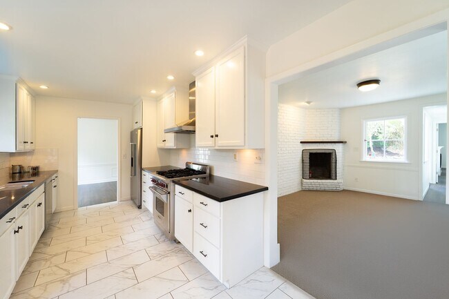 Building Photo - Newly Remodel Home in West Hills!