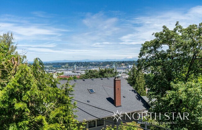 Building Photo - Stunning Views Close in NW Portland