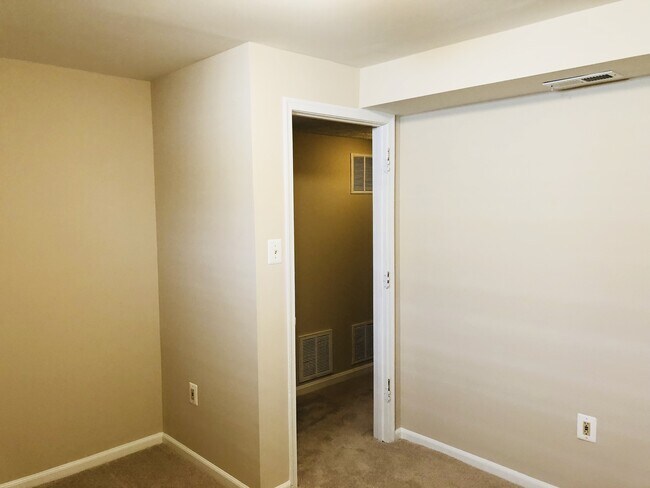 Building Photo - Available NOW!! HOME IN PARK RIDGE