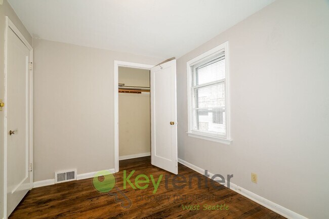 Building Photo - Two Bedroom Retreat with Hardwood Floors and Style