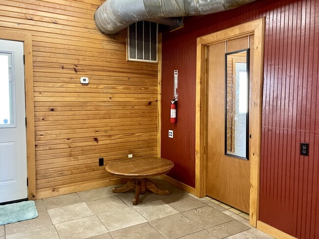 Building Photo - 5 Cabin Rd