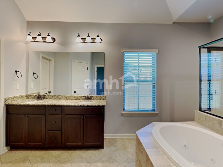 Building Photo - 45 Donna Lyn Dr