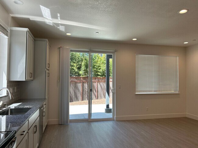 Building Photo - Coming soon! Lower unit  2 bed 1 bath townhome with attached garage