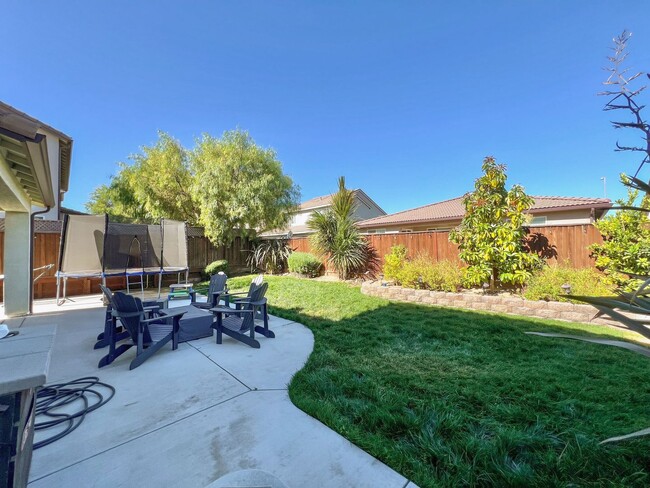 Building Photo - Perfect Family Home in Hollister