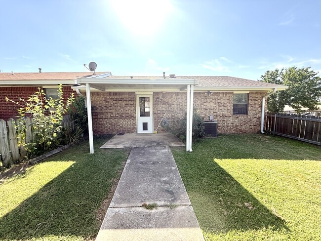 Building Photo - 2208 Shenandoah Dr