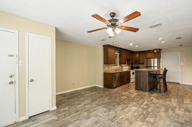Building Photo - 104 Hackberry Ln