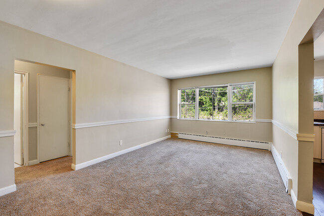 Living room - 3455 Shoreline Dr