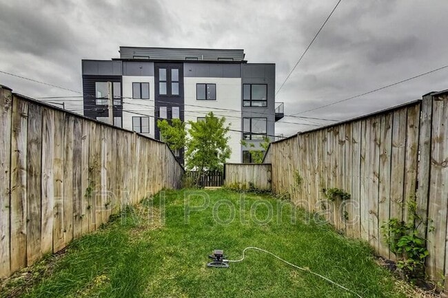 Building Photo - 1749 L St NE