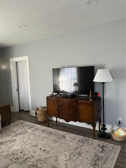 Building Photo - 806 W Broadway St