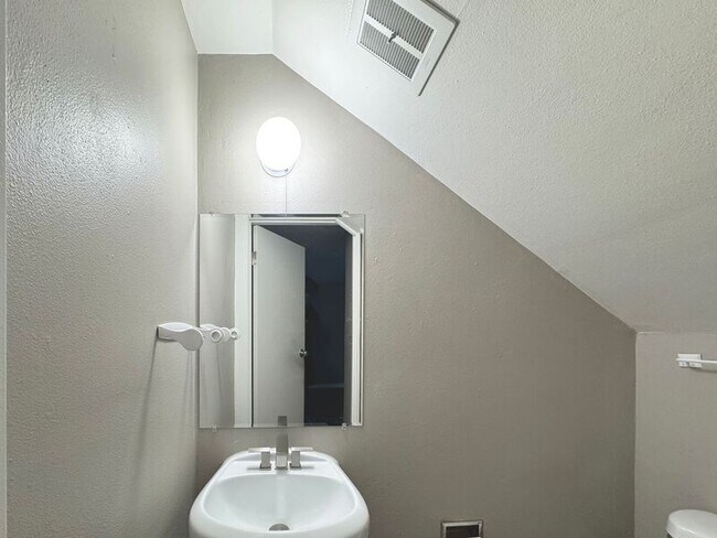 Building Photo - 1117-B W 6th Ave